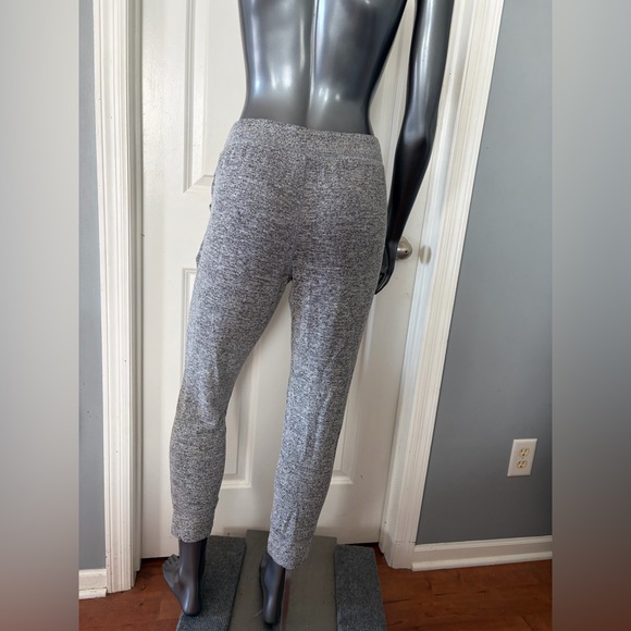 SWEATY BETTY Garudasana Yoga Capris in Heather Gray - Picture 4 of 8